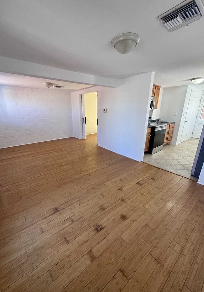 Building Photo - FOR RENT