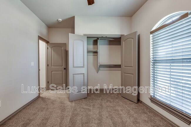 Building Photo - 6133 Oxnard St
