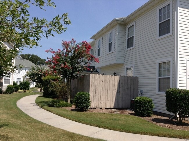 Building Photo - The Villas at Bellamy