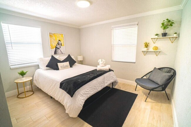 Building Photo - Fully Renovated Home Near Busch Gardens