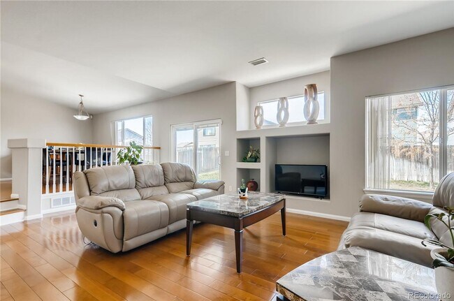 Building Photo - Beautiful 4 bedroom 3.5 bathroom single fa...