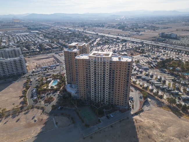 Building Photo - Luxury South Strip High Rise Unit