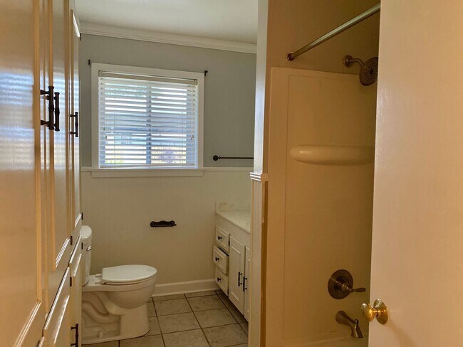 Building Photo - Charming 3 bed/2 bath home near Camellia B...