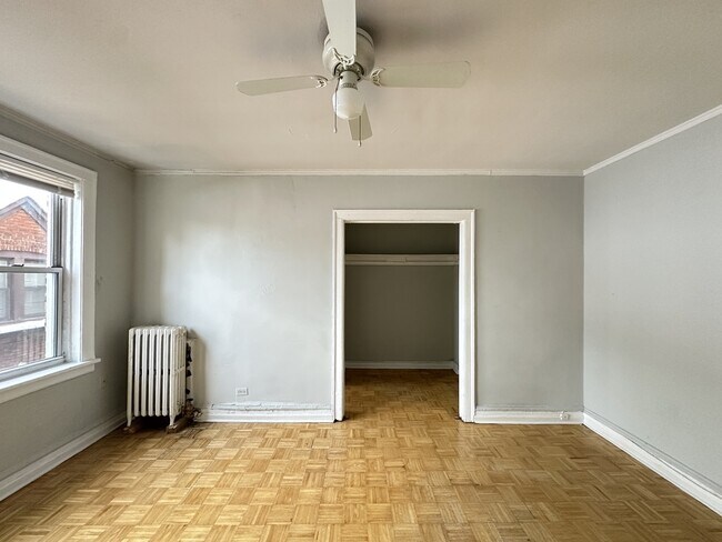 Building Photo - 716 W Belmont