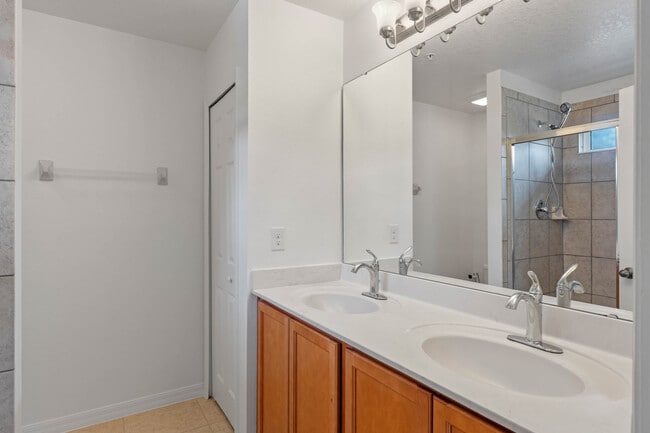 Building Photo - 7948 Edgewood Forest Dr