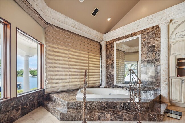 Building Photo - 3100 NE 46th St