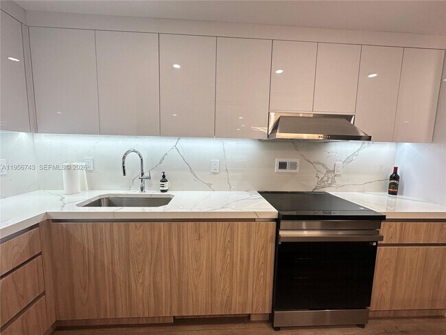 Building Photo - 2301 Collins Ave