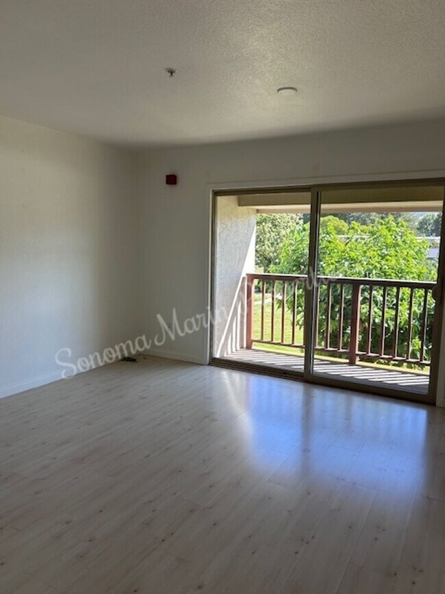 Building Photo - Spacious 2 bedroom, 1.5 bath condo in Ever...