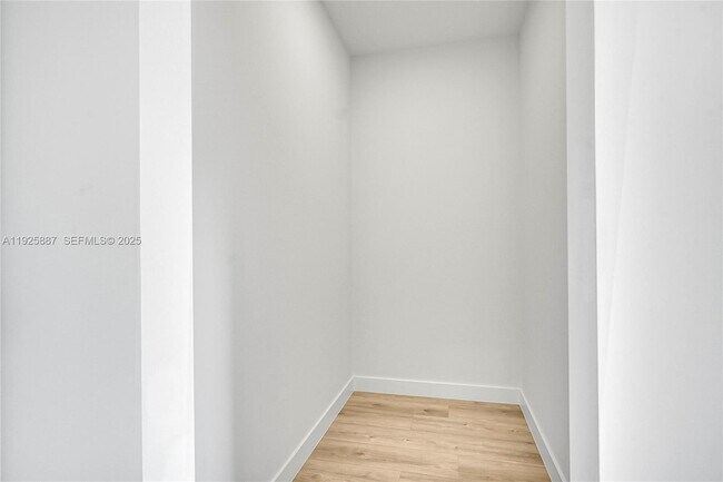 Building Photo - 2931 SW 12th Ave