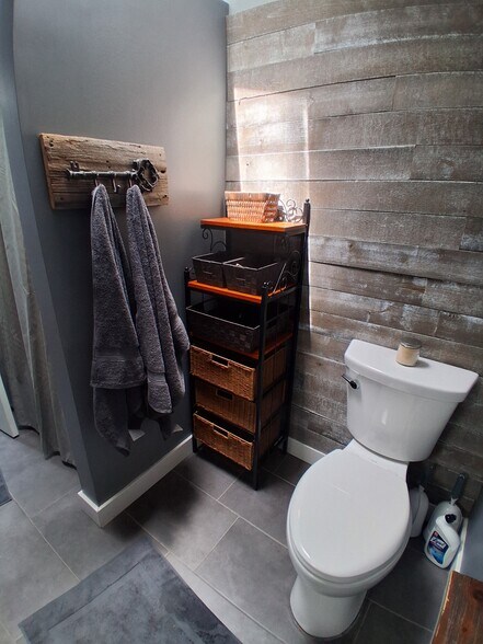 Upstairs Hallway Bathroom - 2710 English Rd