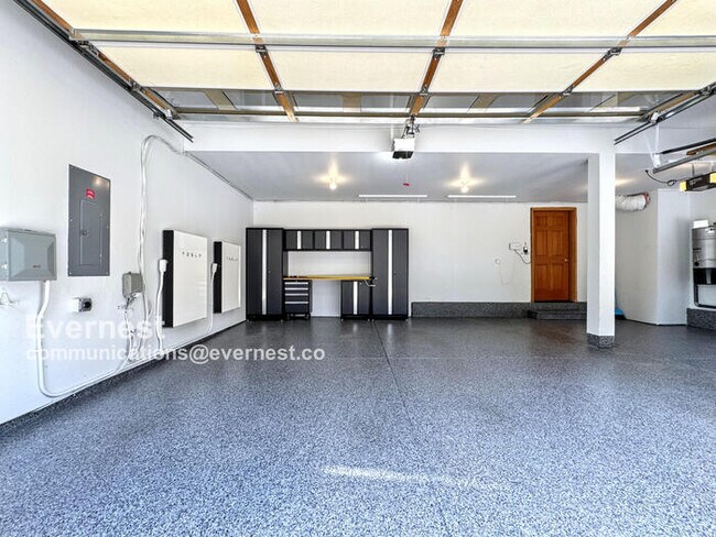 Building Photo - 990 Utica Cir