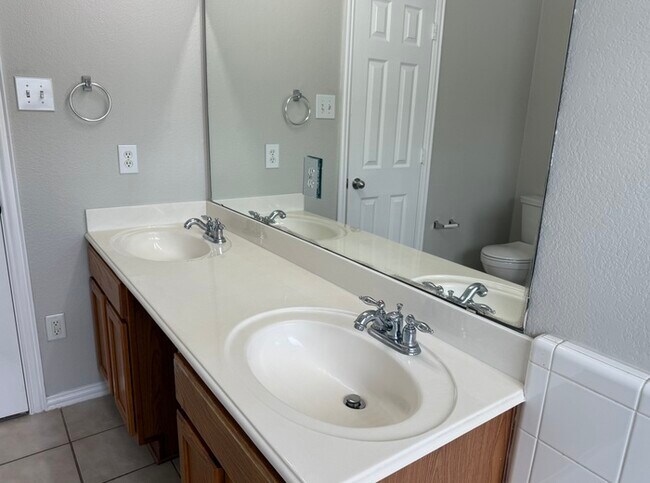 Building Photo - 413 Hilltop Dr