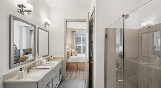 Building Photo - Vintage Raleigh West