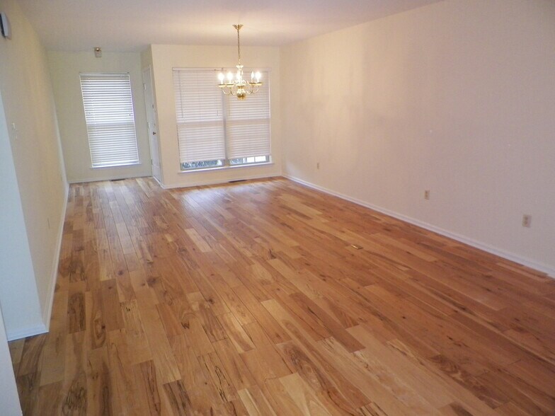 Building Photo - 5077 Rosewood Dr