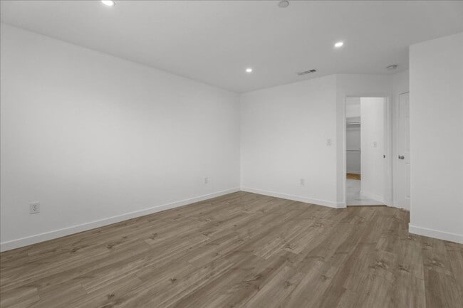 Building Photo - Fully Renovated 4 Bed 2.5 Bath Stunner In ...