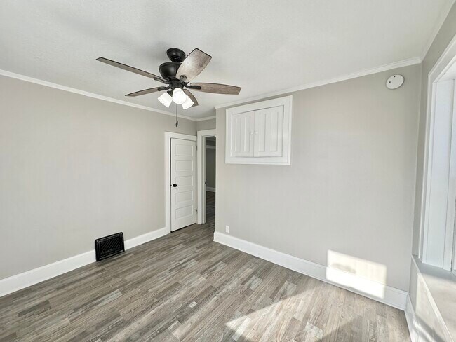 Building Photo - 1363 E 15th St