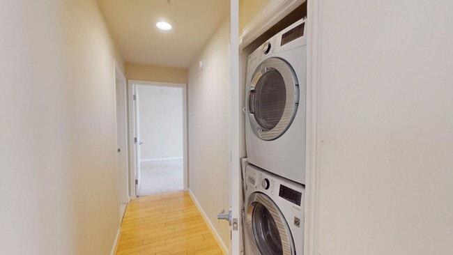 Building Photo - Spacious One Bedroom Plus Den W/MASSIVE Private Balcony Available Now!