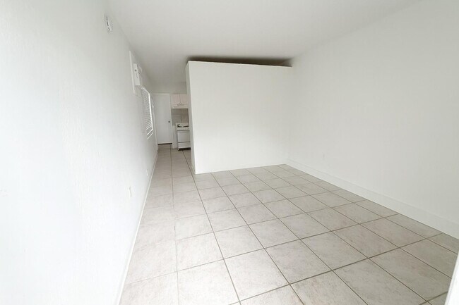 Building Photo - 1100 NE 12th Ave