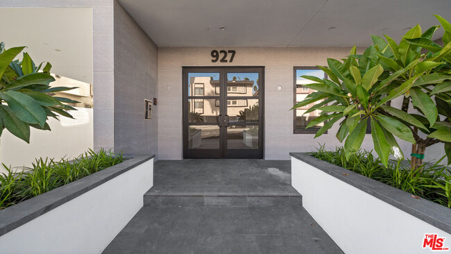 Building Photo - 927 Fedora St