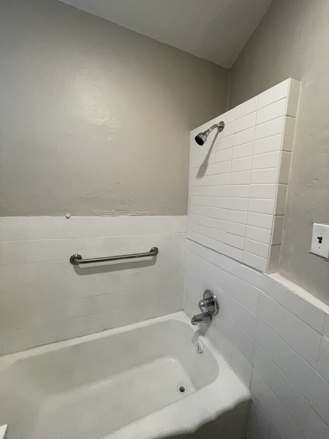 Building Photo - 3033 Fontain St