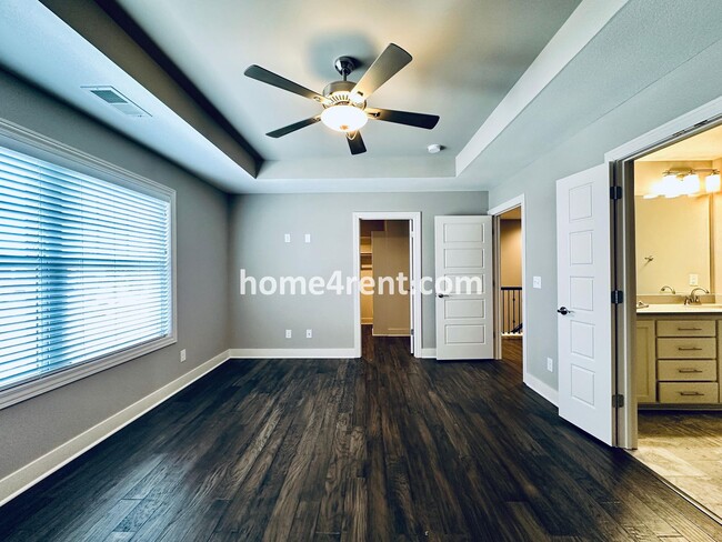 Building Photo - Stunning, Maintenance Free Townhome in Desoto w/ an Elegant Kitchen and Wood Floors Throughout!
