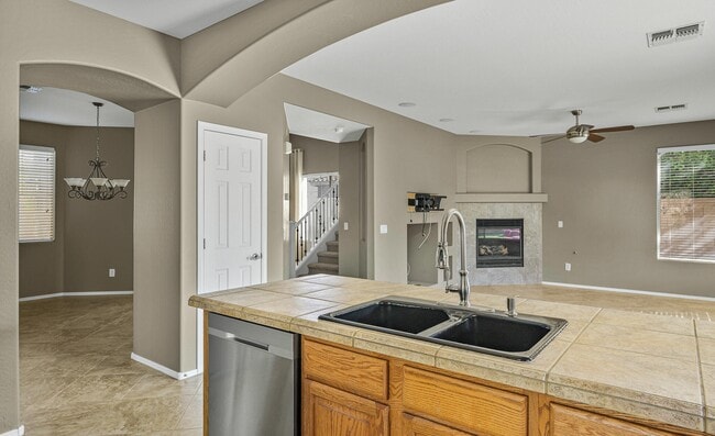 Building Photo - 4129 E Clubview Dr