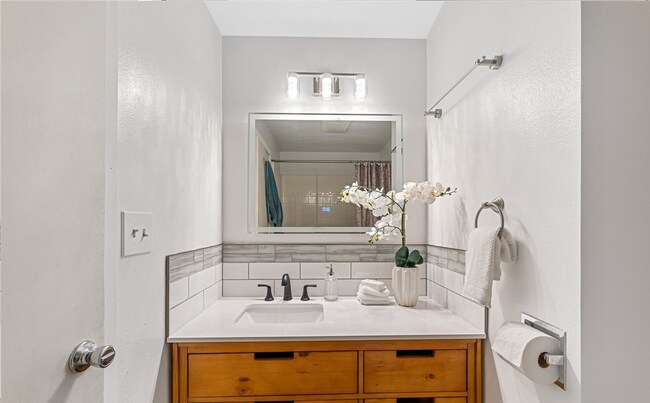 Building Photo - Stunning 4-Bedroom, 2.5-Bath Remodeled Home in Rushmore, Gig Harbor