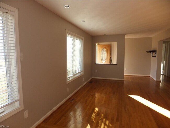 Building Photo - 4420 Clyde St