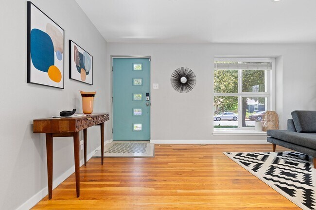 Building Photo - Recently Updated Home in Prime Sunnyside Neighborhood!