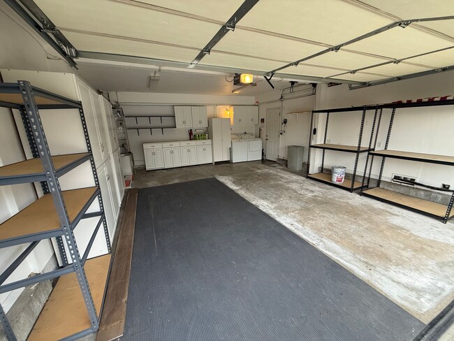 Building Photo - Beautiful 4-Bedroom Home in the Heart of Valencia!