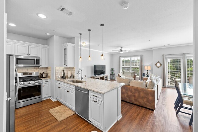 Building Photo - Luxurious Condo Living in Gated Stonegate ...