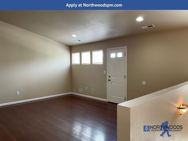 Building Photo - Nice 2 Bedroom 2 Bathroom 2 Story-Town Home-White City