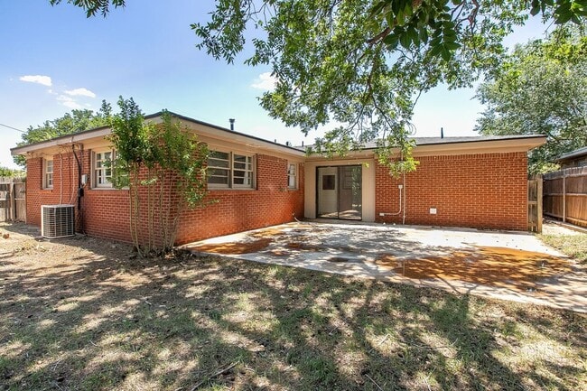 Building Photo - Unique home