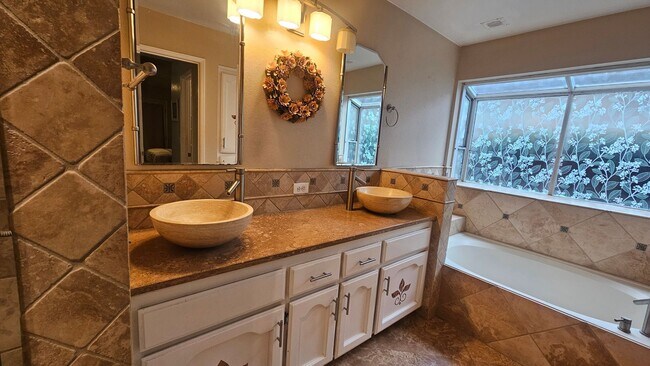 Building Photo - Great NW home with POOL & SOLAR!