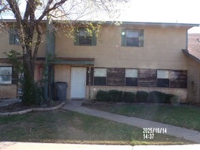 Building Photo - 2 STORY TOWNHOUSE , CLOSE TO SHOPPING AND RESTAURANTS