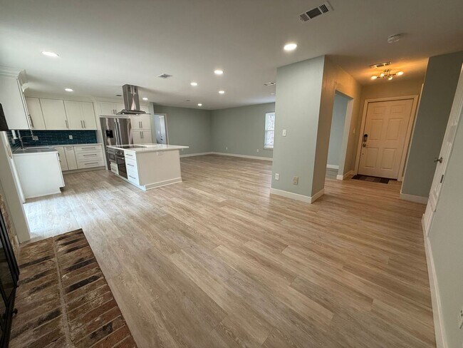 Building Photo - 420 Dolphin St