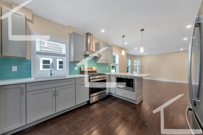 Building Photo - Huge 5 bed in Medford
