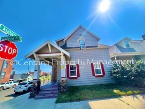 Building Photo - 5 bedroom 3 bath house with fenced yard