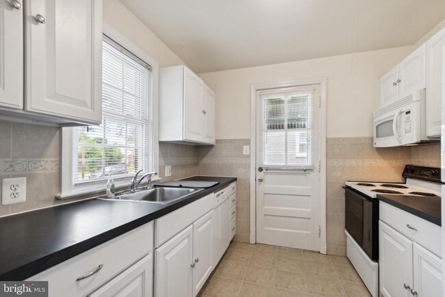 Building Photo - 9923 Mayfield Dr