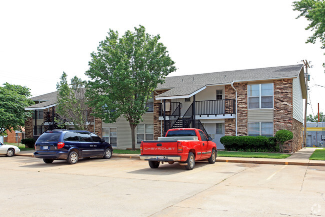 Primary Photo - Kingfisher Village Apartments