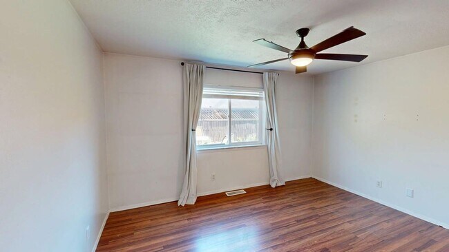 Building Photo - Sweet 3 bedroom