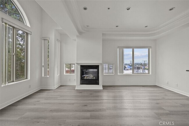 Building Photo - 231 E Burbank Blvd