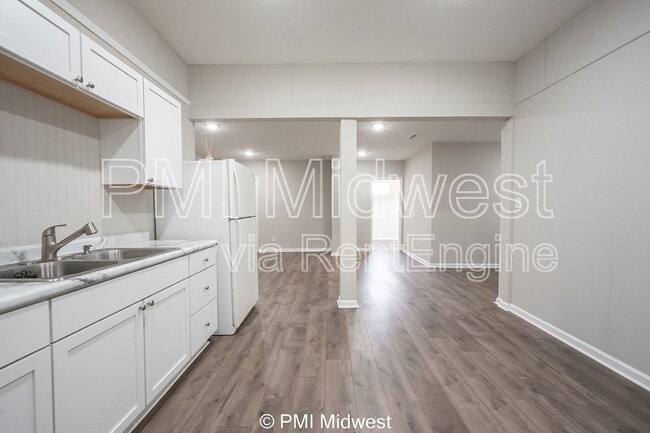 Building Photo - 5037 E 10th St