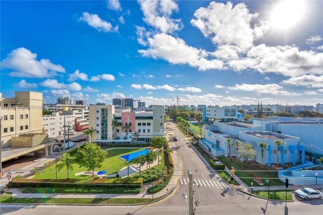 Building Photo - 9500 W Bay Harbor Dr