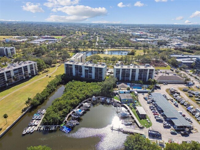 Building Photo - 2700 Cove Cay Dr