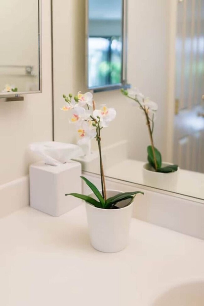 Building Photo - 668 Cottage Dr