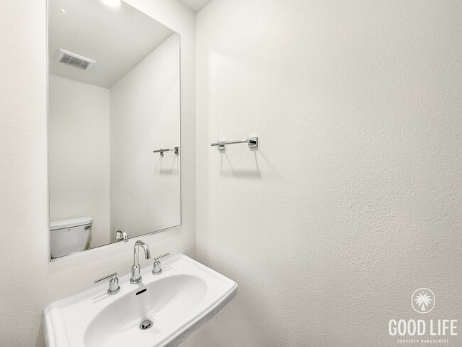 Building Photo - Stunning 3B/2.5BA Townhome in San Marcos A...