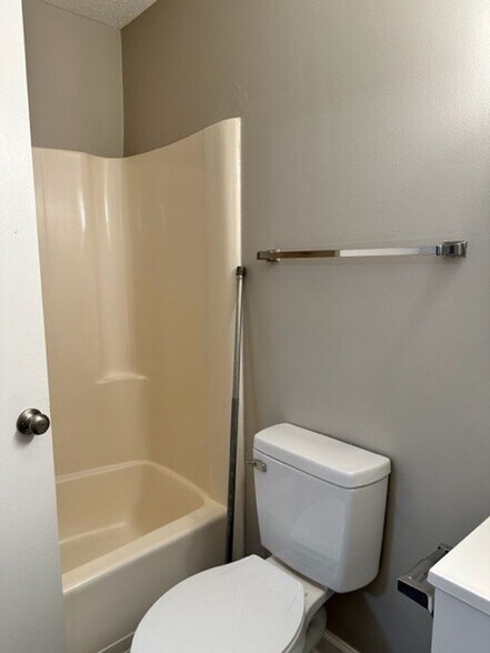 Building Photo - 216 Colonial Heights Rd