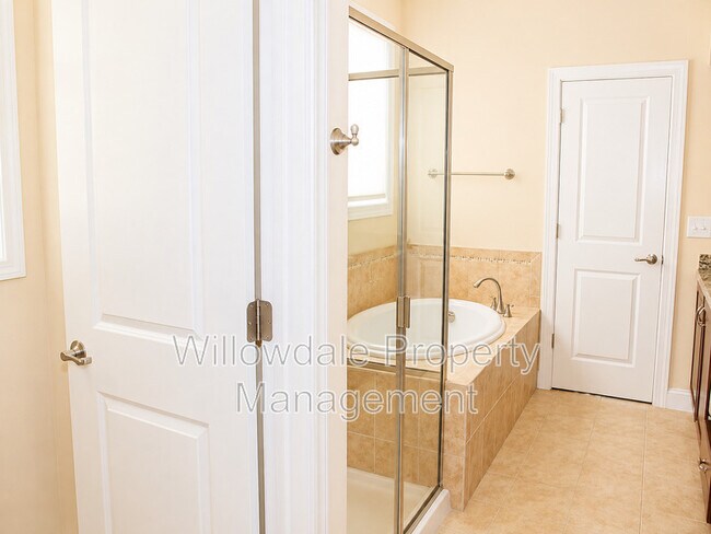 Building Photo - 1025 Governess Ln