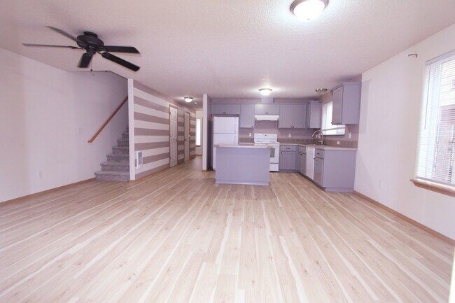 Building Photo - 455 Donna Dr
